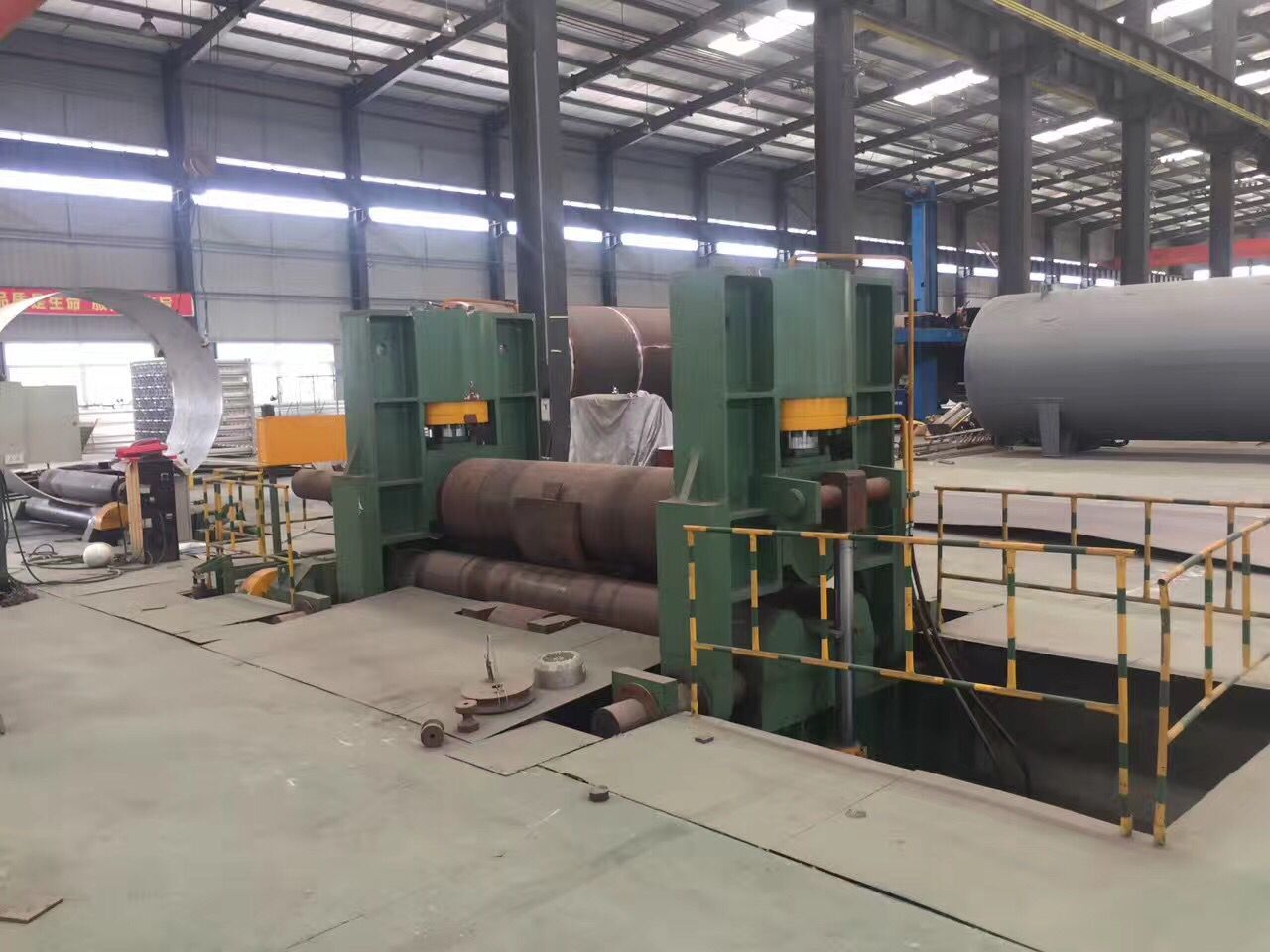 大型上輥萬能式卷板機(jī)